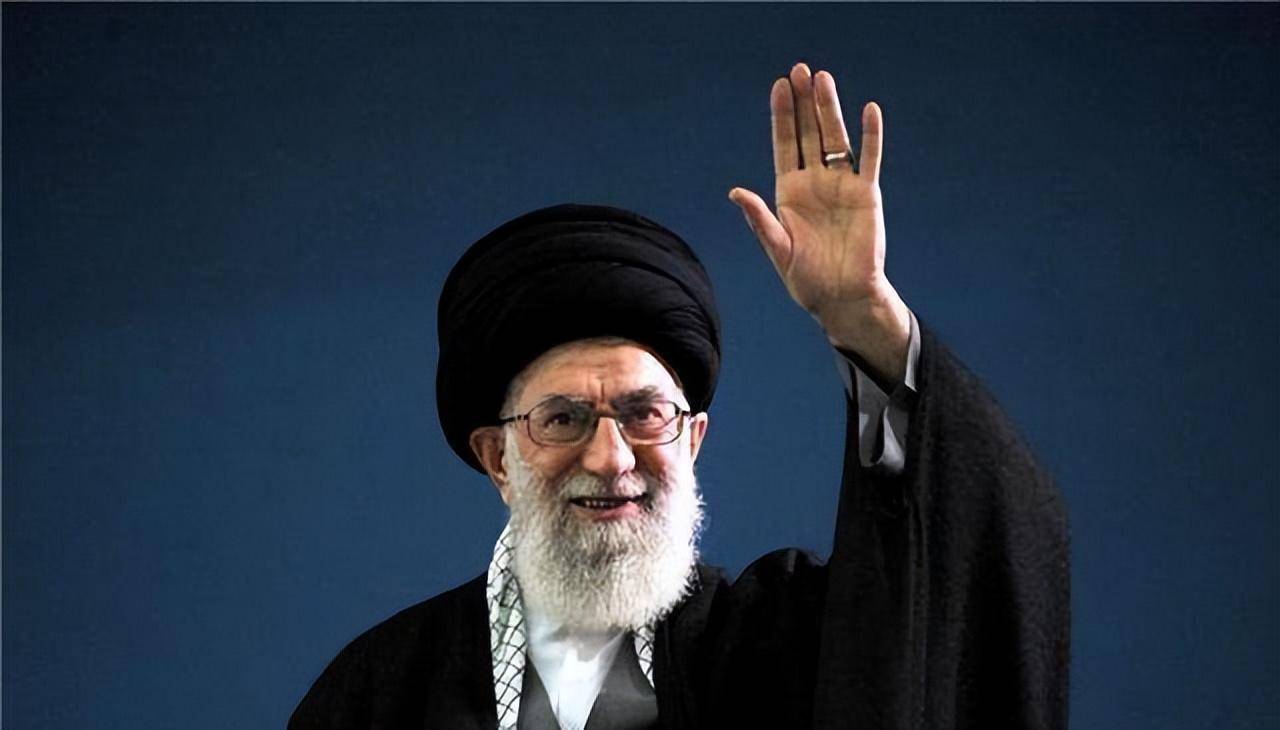 霍梅尼的葬礼:200多万人为他送行,棺材盖被挤翻,裹尸布遭哄抢_伊朗