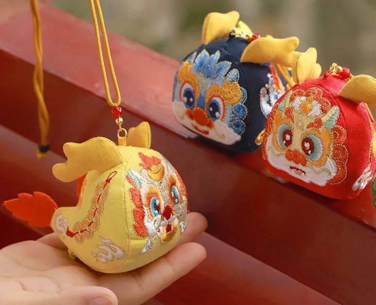 龙年"爆火"的小青龙香包,憨萌可爱,福气兜兜,还有国大师草本方!