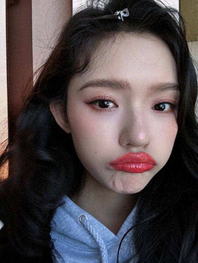 近日,27岁的美女林允在微博上晒出了一组九连拍,照片中的她嘟着嘴卖萌