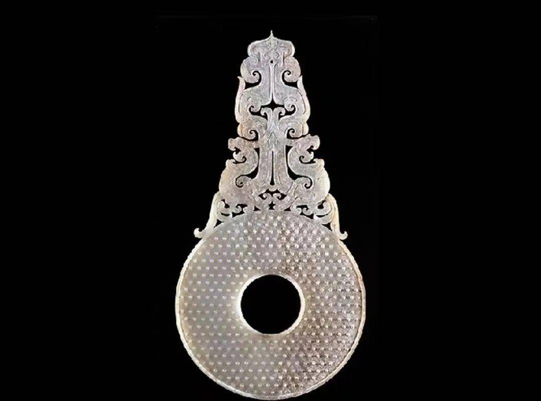 发生了改变,北齐高润墓壁画中,我们就能清楚地看到有文官头戴漆纱笼冠