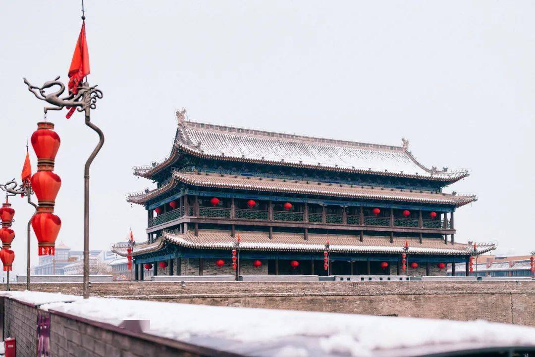 矗立千年的大雁塔,古朴唯美,陪伴着长安又一场瑞雪的到来.