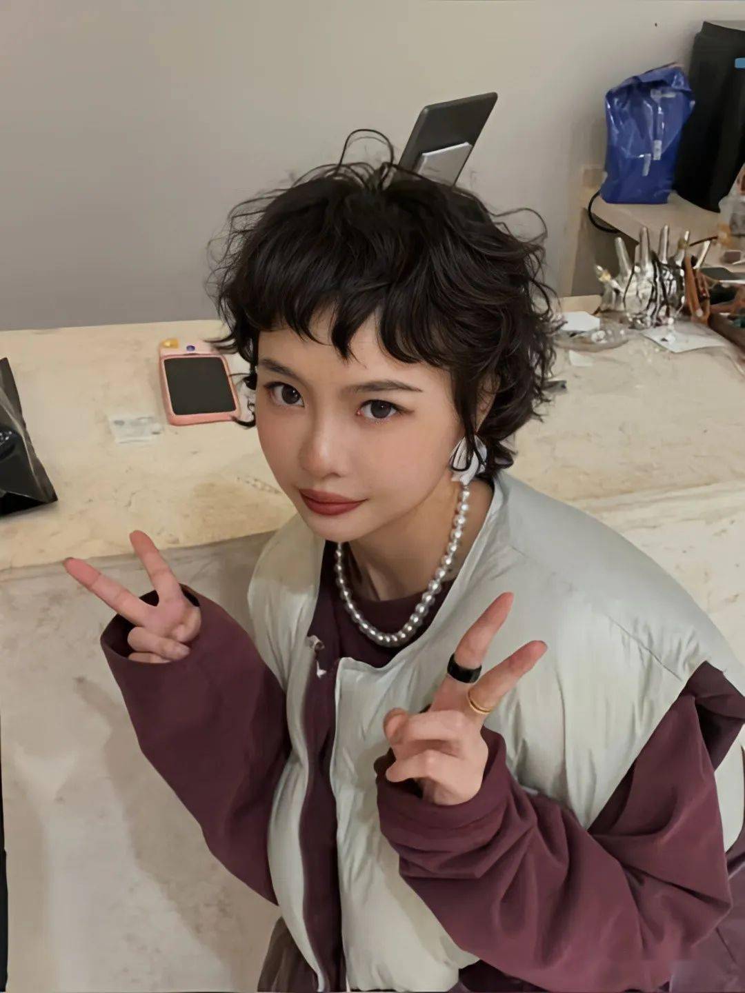 对于圆脸或脸型较宽的女性来说,短发烫能够很好地修饰脸型,使脸型看