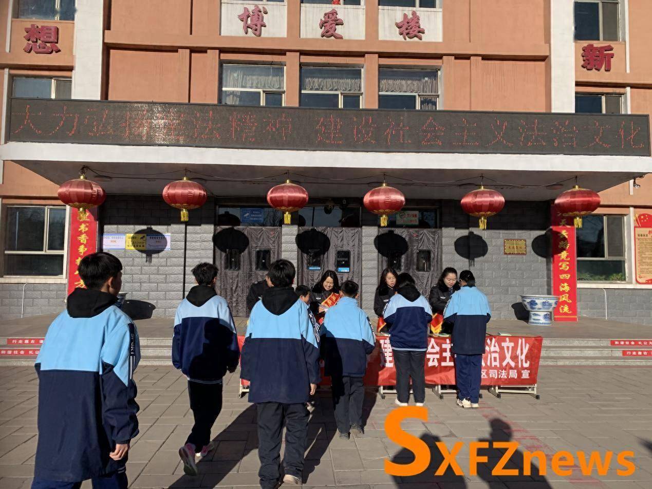 弘扬宪法精神,在宪法宣传周中,云冈区司法局来到区实验中学,开展烈换