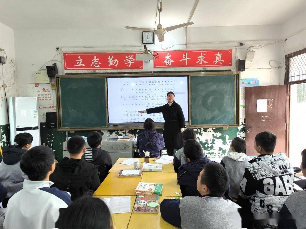 大力弘扬宪法精神 建设社会主义法治文化 ——咸安区双溪中学开展宪法