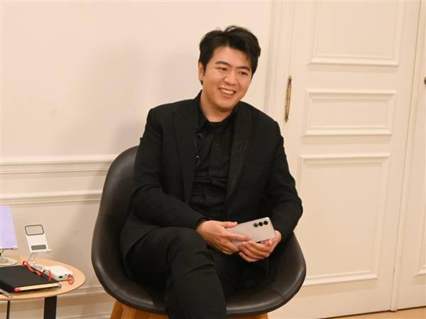 郎朗巴黎演奏 钢琴上的魅族21亮了：一体纯白太吸睛(图5)