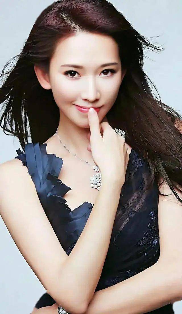 姐姐穿低胸裙差点"兜不住",网友:日本人艳福不浅_台湾省_林志玲_身材