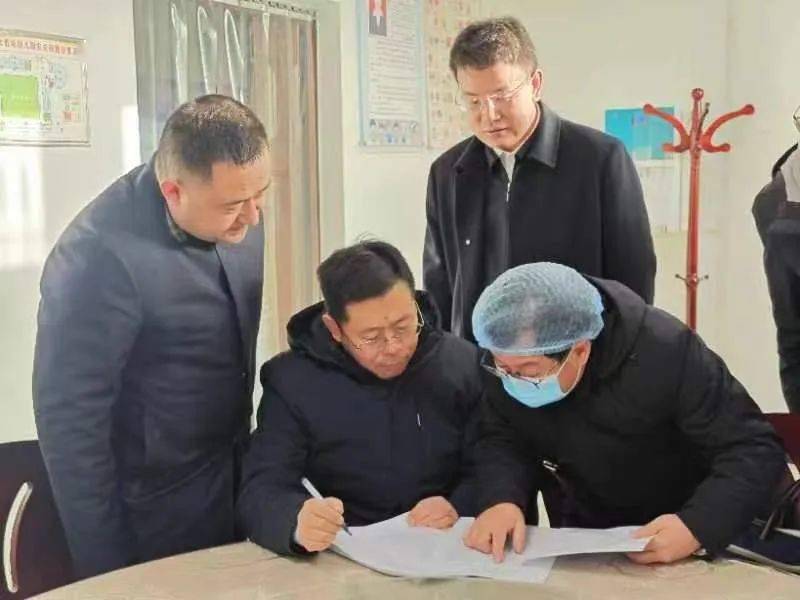 富县政府副县长王许阳,县教科体局,县市场监管局主要领导一同检查.