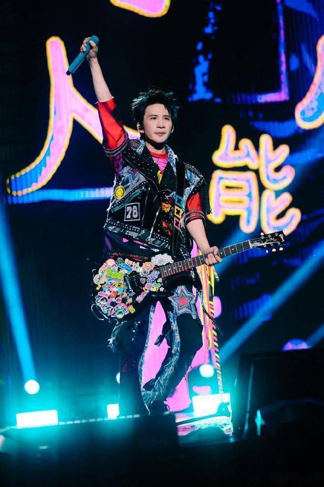 知名男歌手演唱会擅改演出内容,被罚款5万元_大张伟_北京_报批