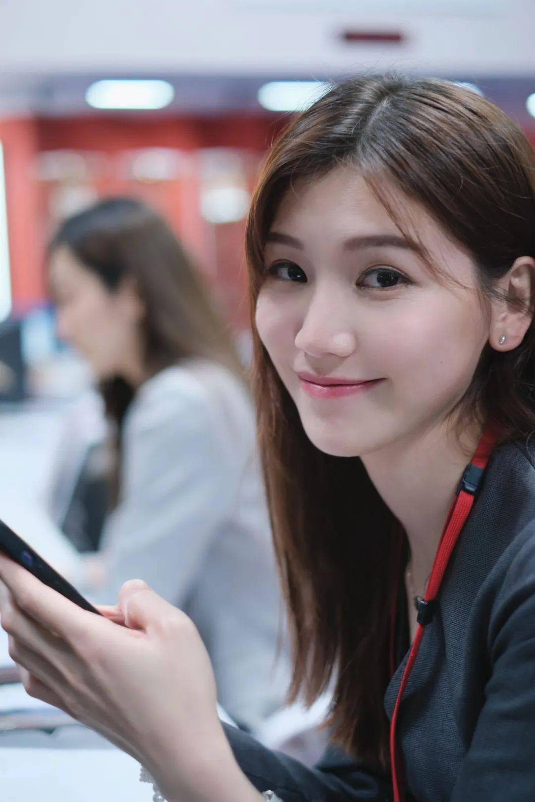 《新闻女王》短裙长腿,没有对白也能吸晴!