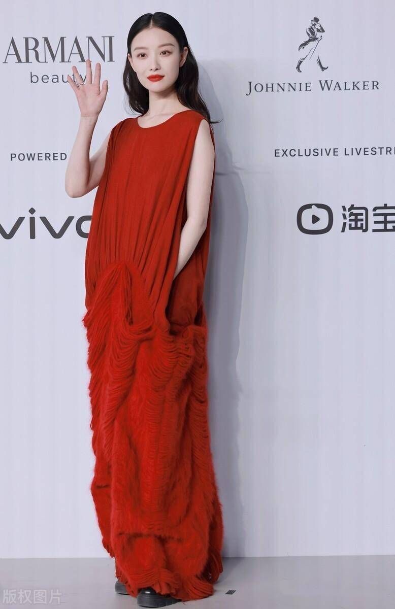 倪妮红色无袖连衣裙艳丽妩媚_濮院_桐乡_古镇