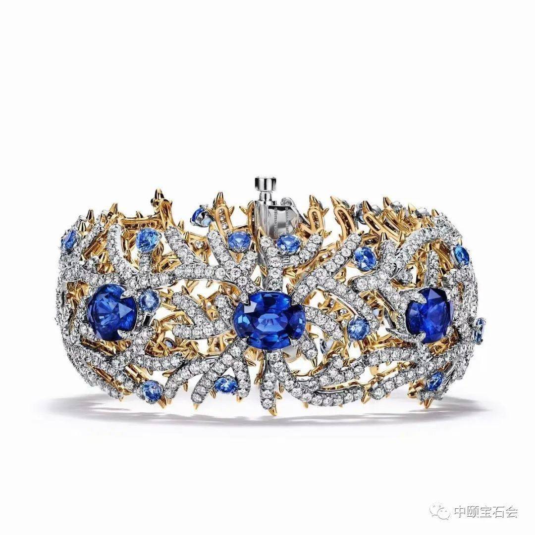 coral金质耳环,by tiffany运用铂金和黄金制作,镶嵌2颗总重超过4ct