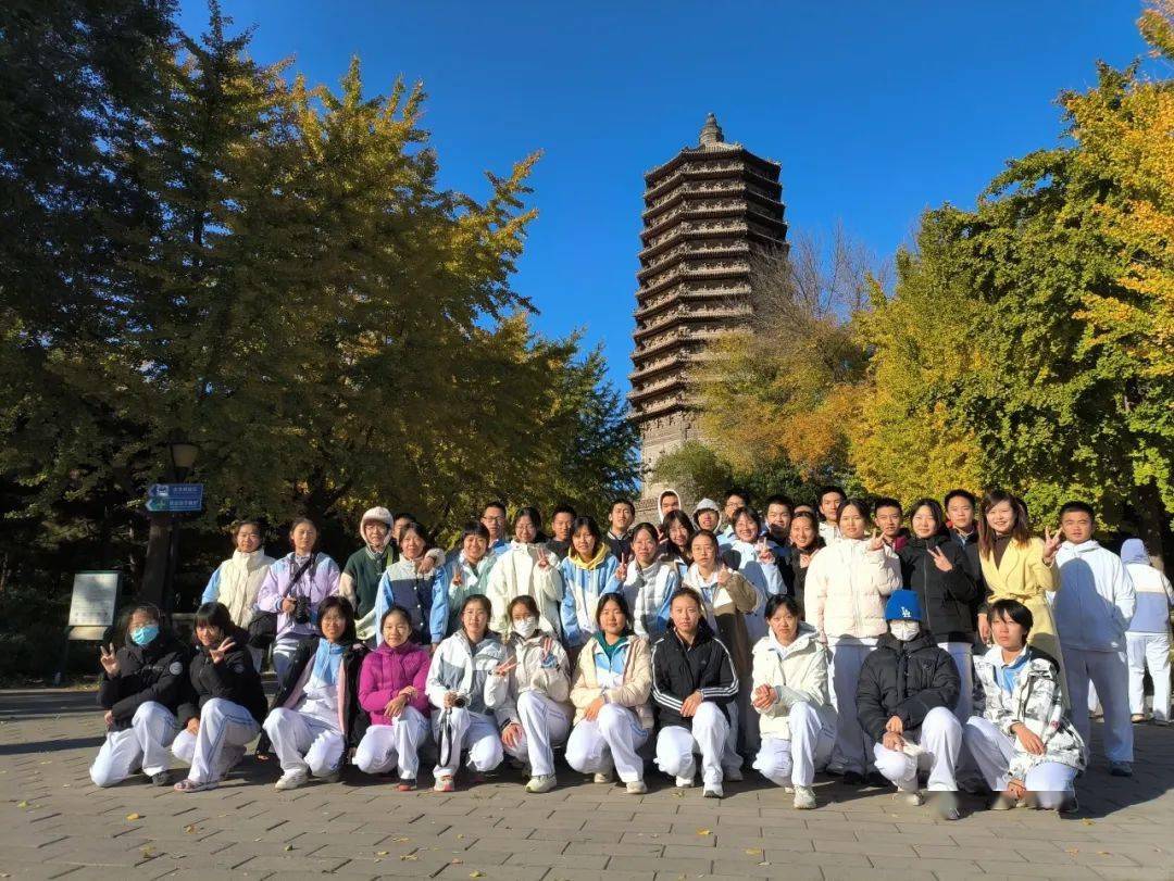 潇洒的风吹去下落金黄色的秋雨你在雨中寻觅着寒秋的爱侣——李欣玥
