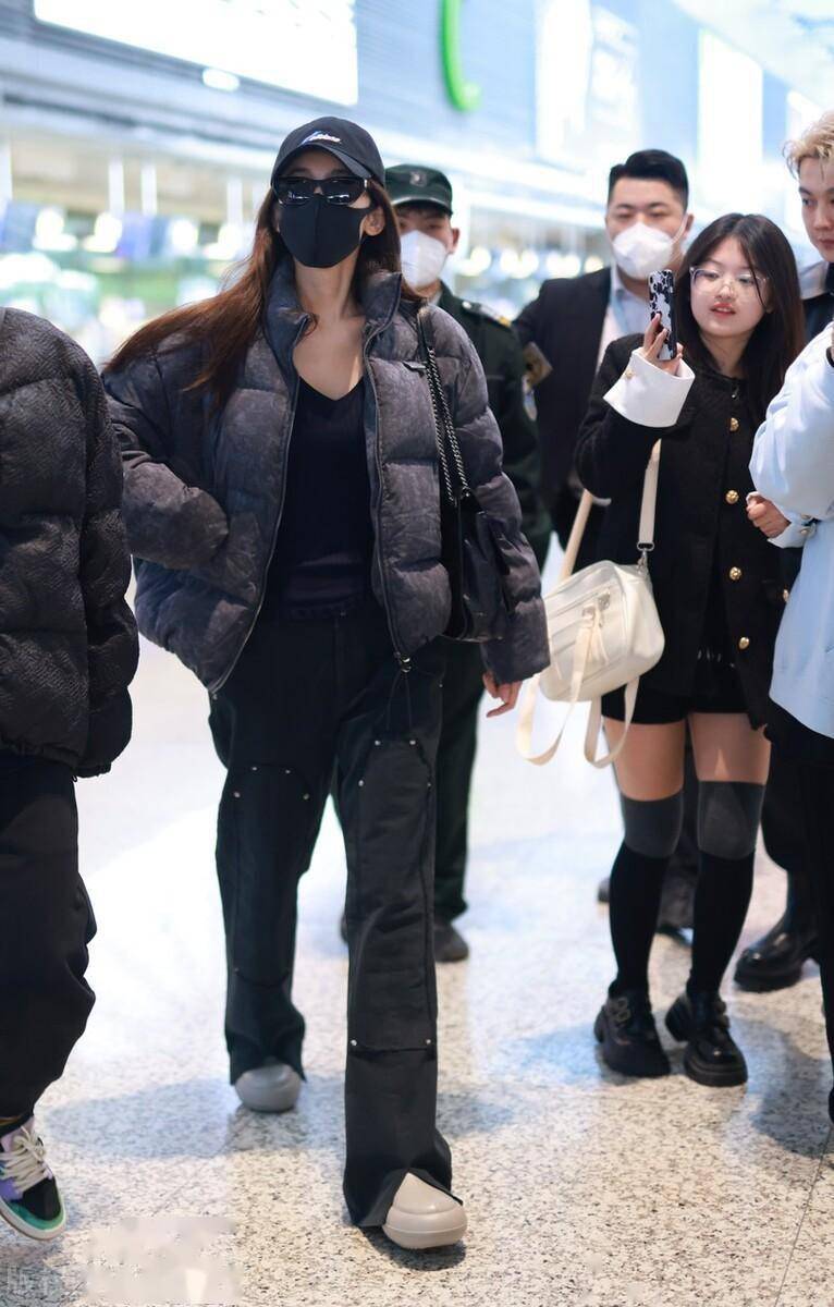 古力娜扎最近机场街拍,演绎黑色羽绒服穿搭,穿出低调时尚美_造型_棒球