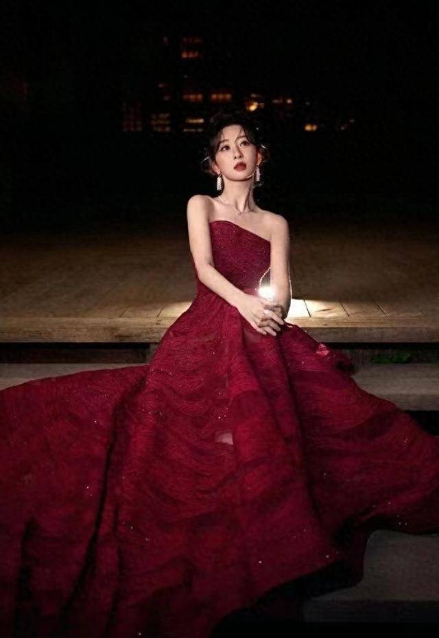 杨紫:红妆造型太美,散发高雅之美_红色_气质_秀发