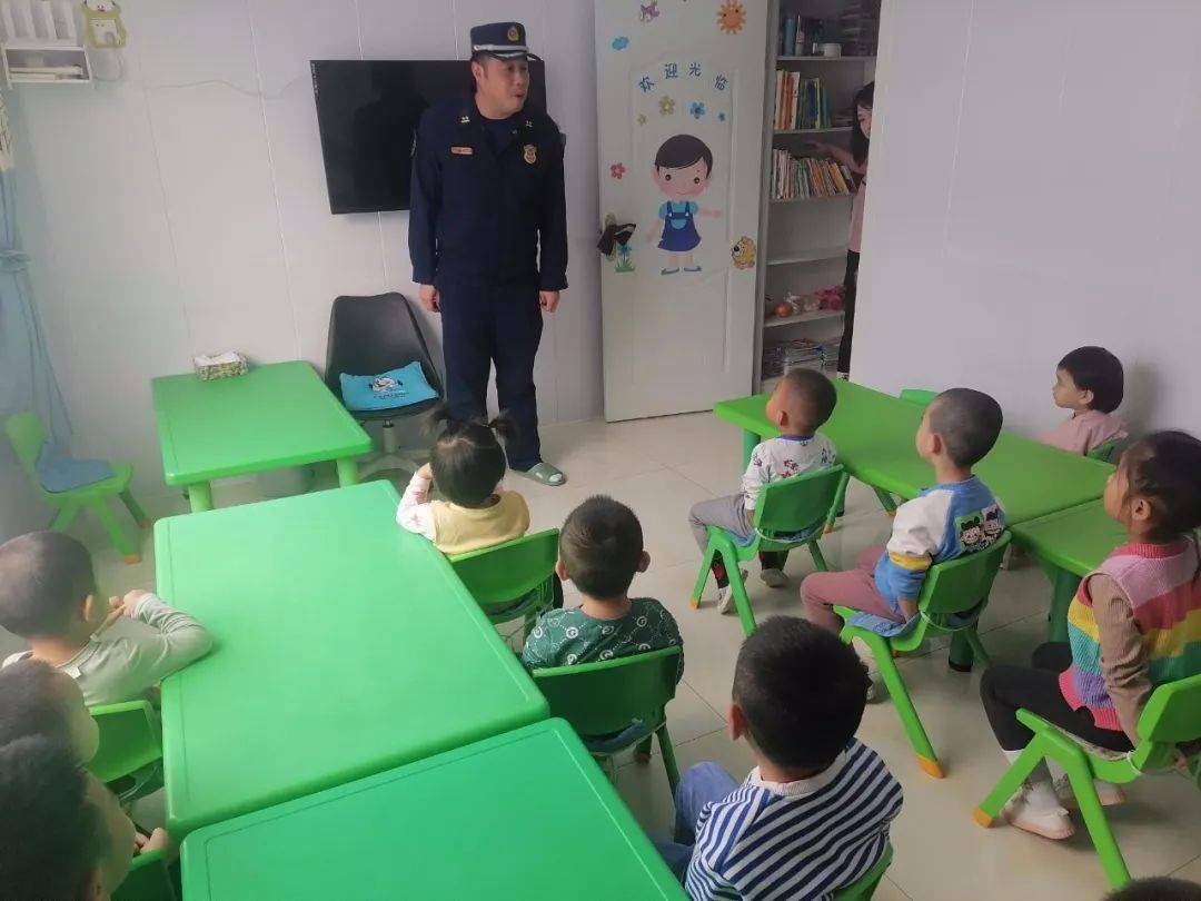 本溪县大队走进辖区幼儿园开展消防安全宣传培训活动