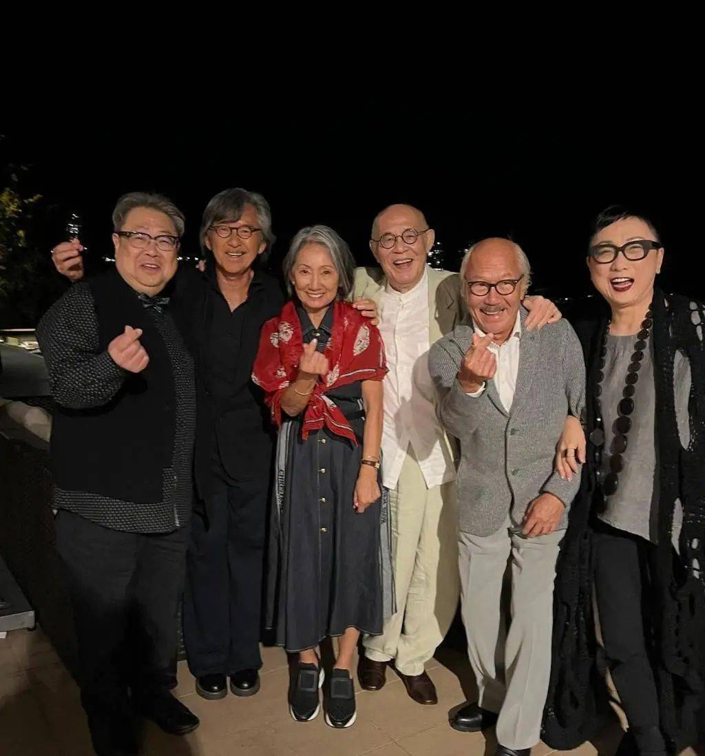 林子祥罕见与两任妻子同场,一时陪伴叶倩文,一时搂着前妻拍照_林德信