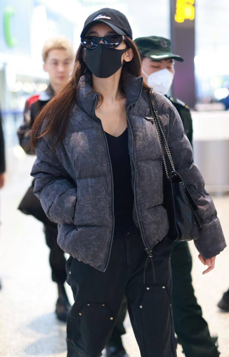 古力娜扎最近机场街拍,演绎黑色羽绒服穿搭,穿出低调时尚美_造型_棒球
