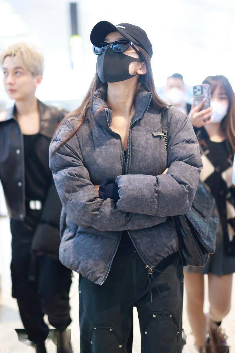 古力娜扎现身上海机场,短款羽绒服时尚酷飒