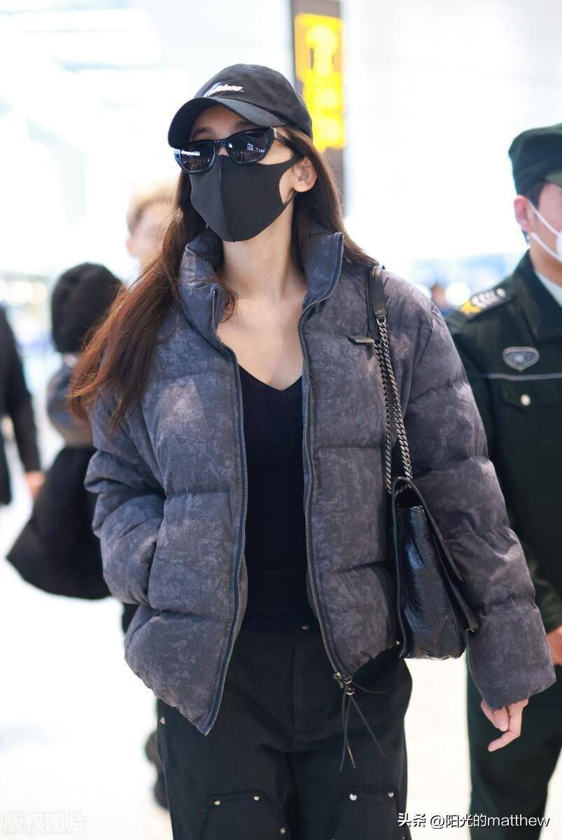 古力娜扎现身上海机场,短款羽绒服时尚酷飒