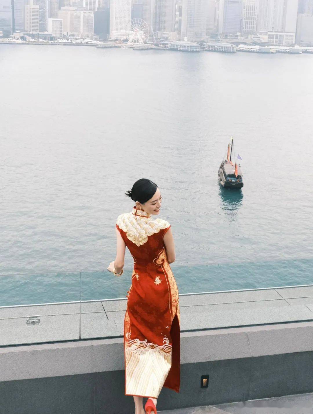 传统中式礼服选的是中国原创礼服品牌nora reve的定制旗袍,何超莲