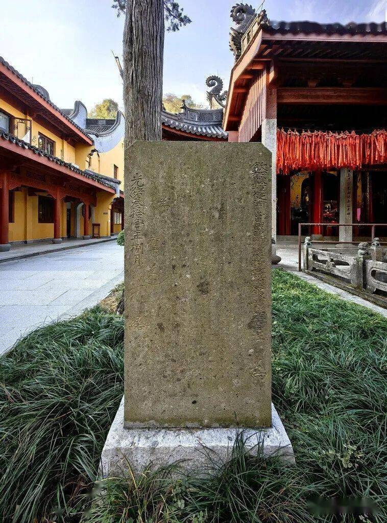 法镜寺规模不算大 建筑也不多这是江南寺院典型的色彩山门两侧连着