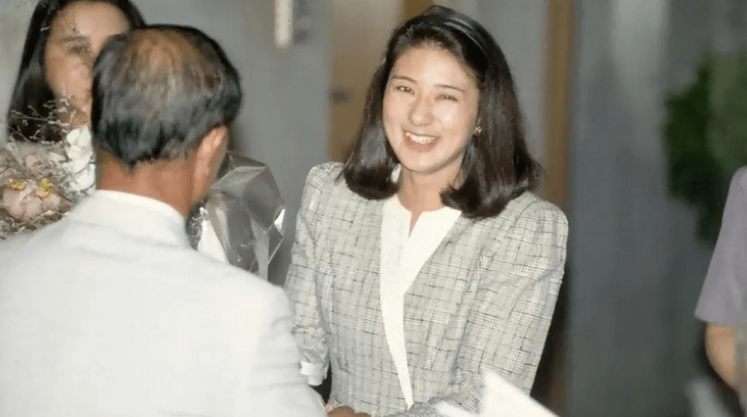 日本"悲情皇后"雅子,从外交官到皇室囚徒,半生沦为生育机器!