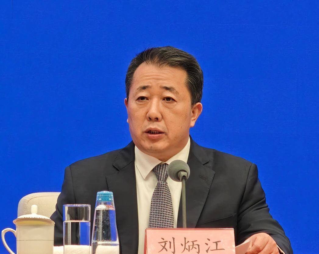 政策例行吹风会上,生态环境部总工程师,大气环境司司长刘炳江介绍
