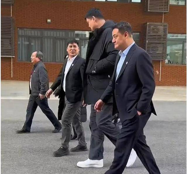 辛苦了!姚明现身北京中学参加活动,焦健亲自迎接,身高震撼全场
