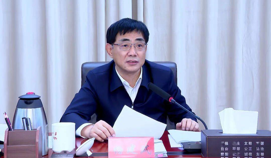 白银市委书记杨建武主持会议并讲话