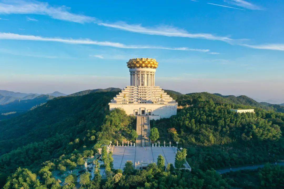 李白一首《梦游天姥吟留别》让天姥山名声大噪.