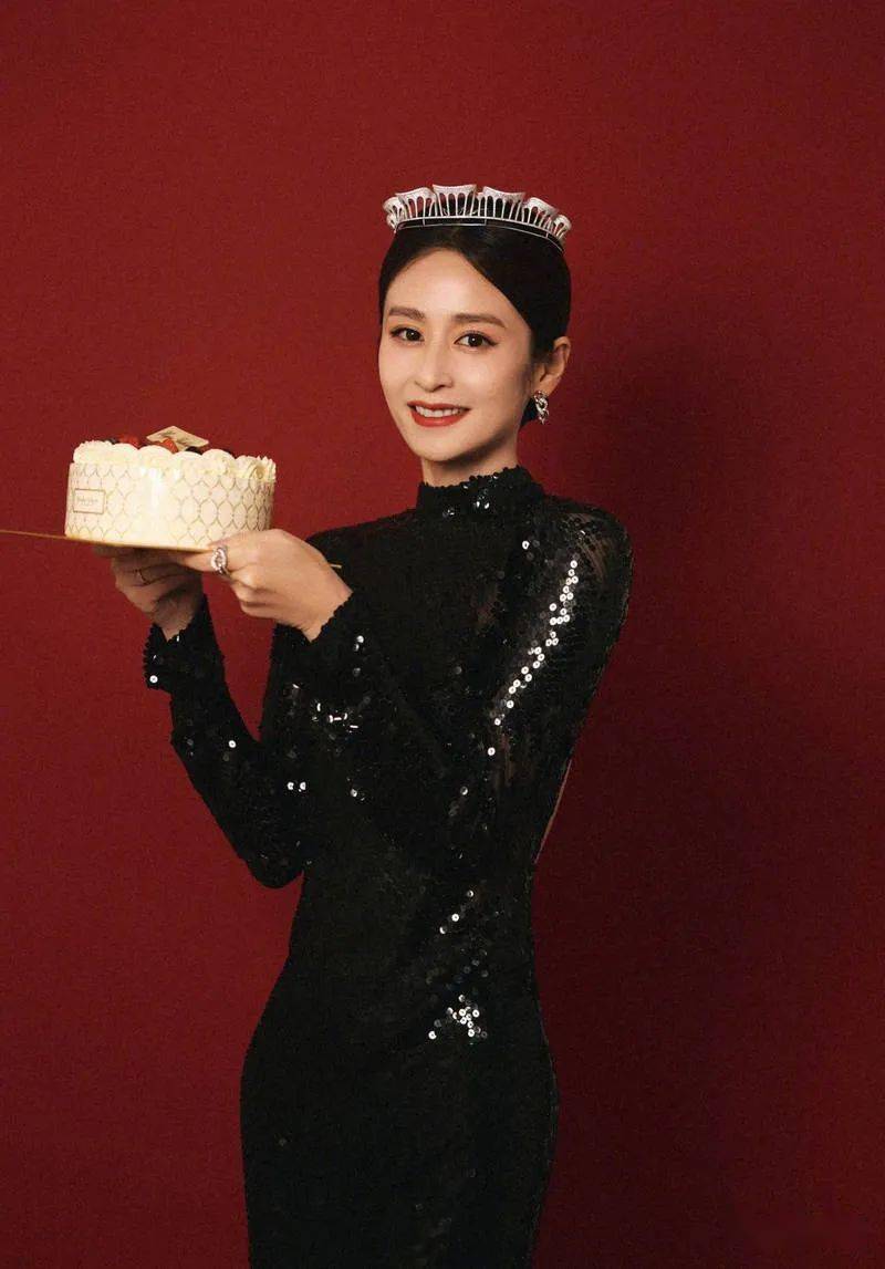 颖儿一袭黑裙 戴王冠嘟嘴卖萌娇俏可人_照片_生日_来源