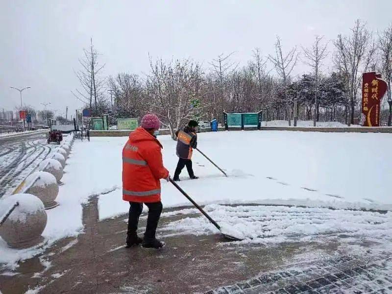 长春环卫工人扫雪图片