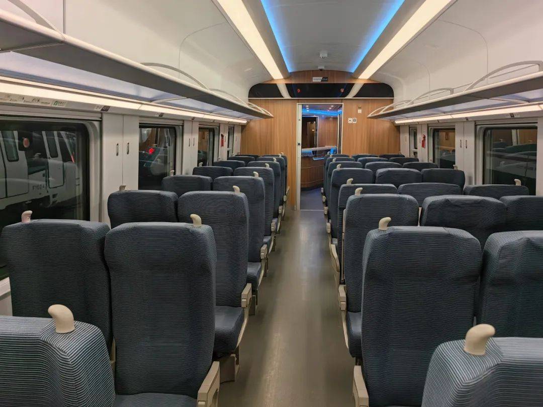 亮点多多新一代长编组卧铺动集动车组,是cr200j系列动车组最新型号,最