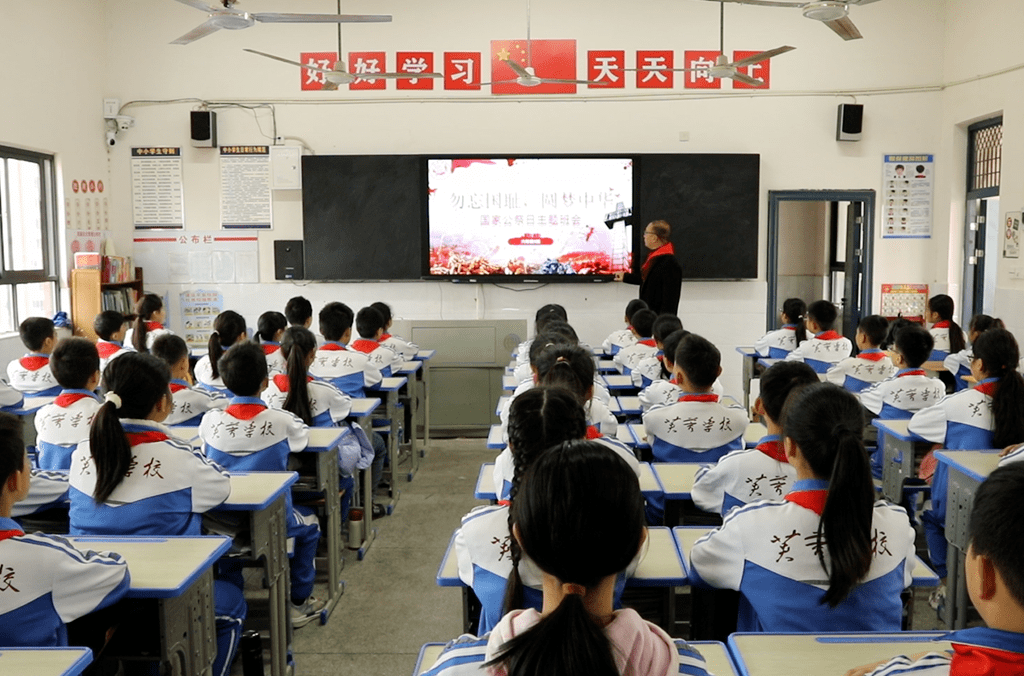 12月13日,是南京大屠杀死难者国家公祭日,新田芙蓉学校组织师生举行