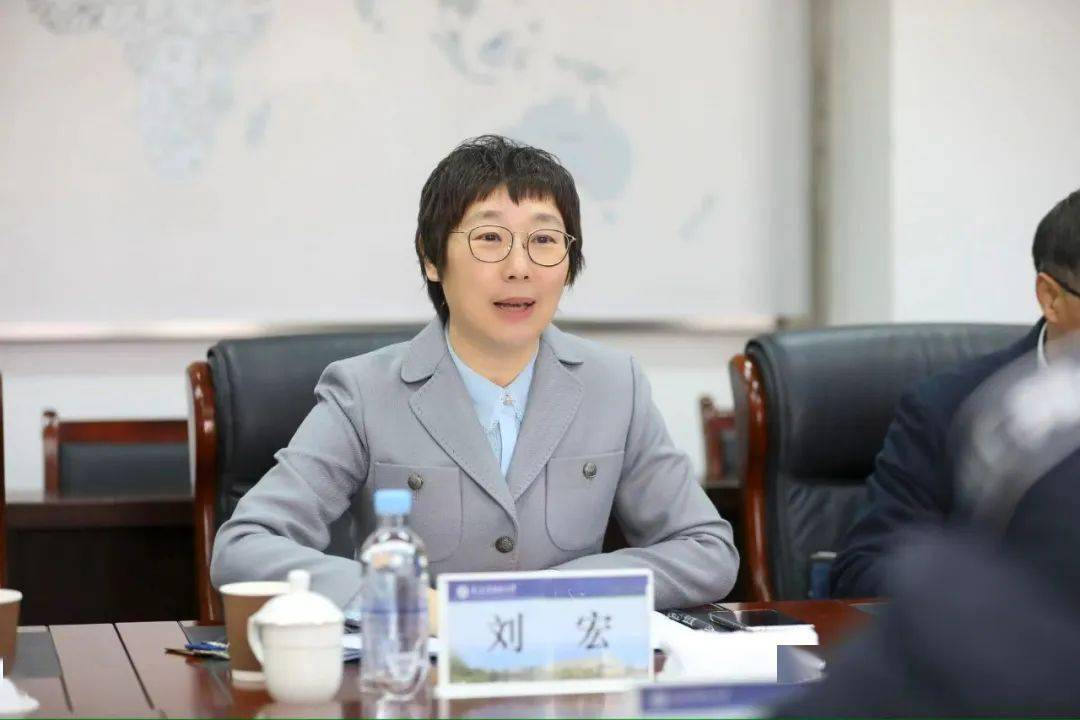 座谈会上,校长刘宏对丁小军董事长一行的到来表示热烈欢迎,她详细介绍