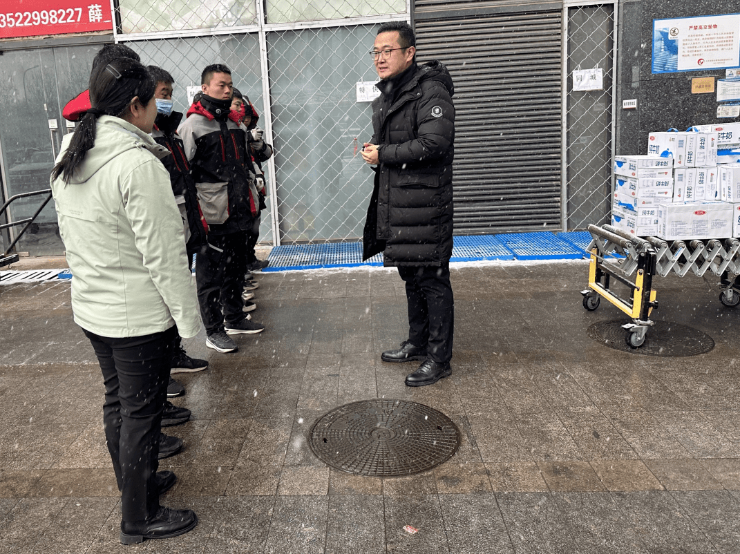 书记陈丽健一行先后来到顺丰速运(鲁谷营业点)和小象超市(七星园站点)