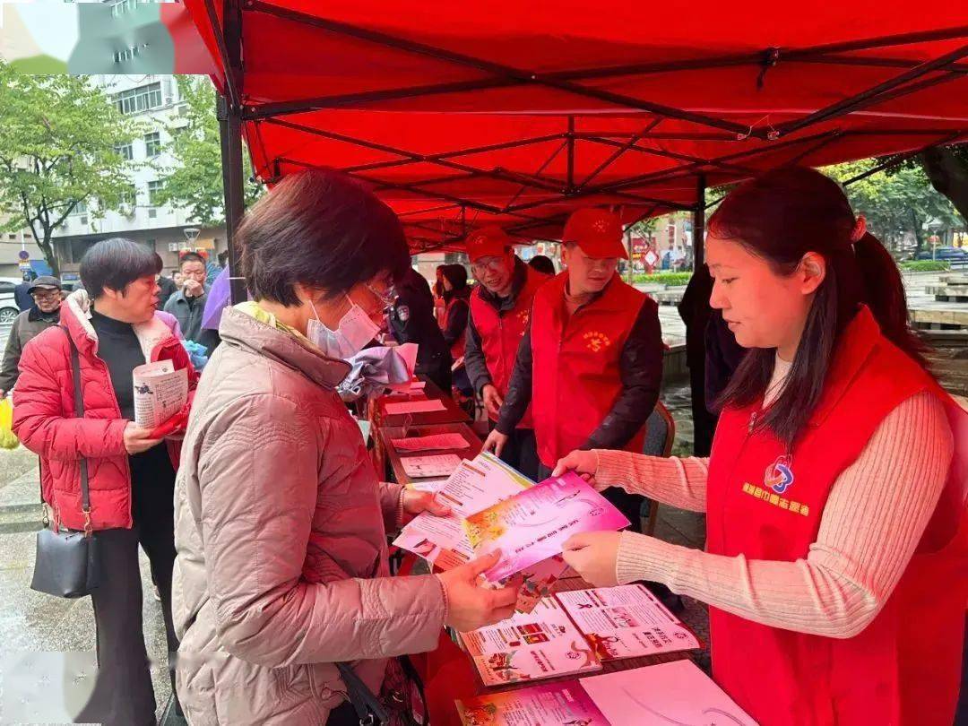 向現場群眾發放憲法,民法典,反家庭暴力法,婦女權益保障法,未成年人