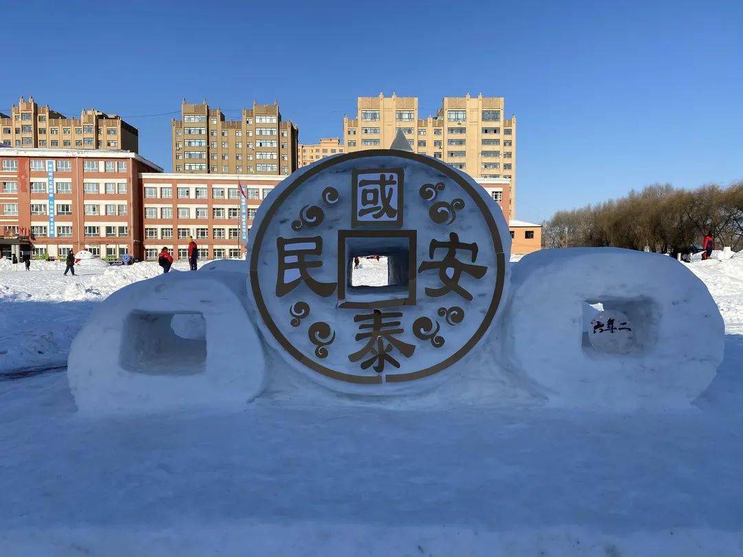 小学生雪雕图片