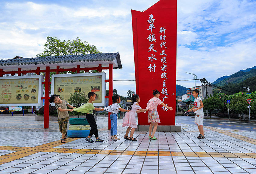 《歡樂童年》7月22日,江津區嘉平鎮天水村,留守兒童無憂無慮歡度暑假.