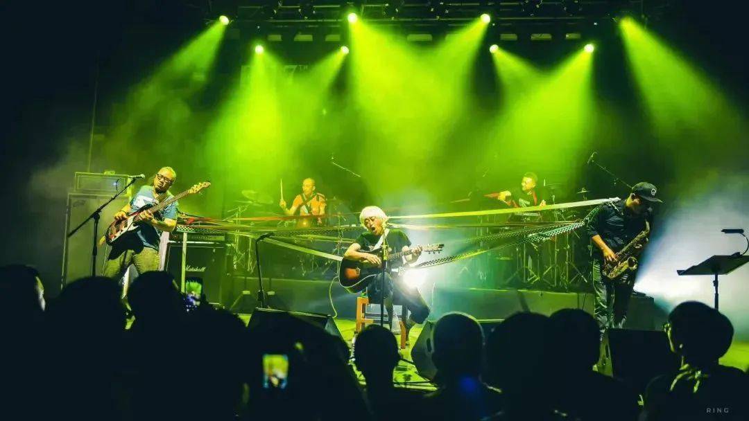 "所以美好药店会有萨克斯手李铁桥,也会有马灵巴以及打击乐手郭龙