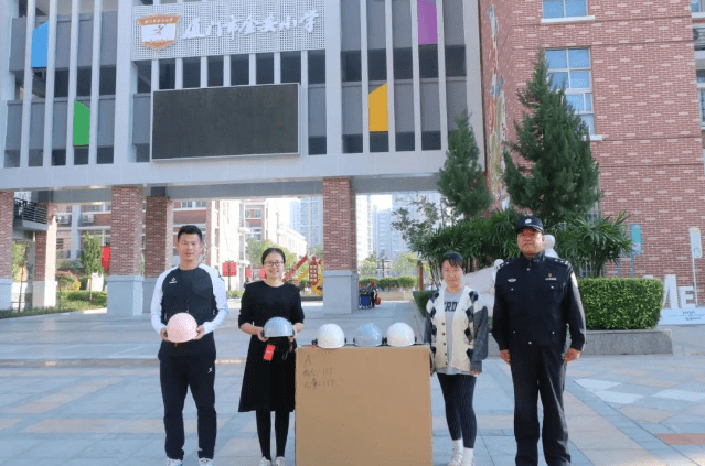 近日,湖里区委文明办,湖里交警大队等单位前往厦门市湖里区华悦学校