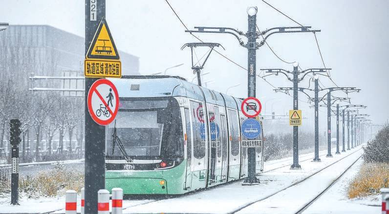 大雪覆蓋下的有軌電車亦莊t1線成為一道風景線.