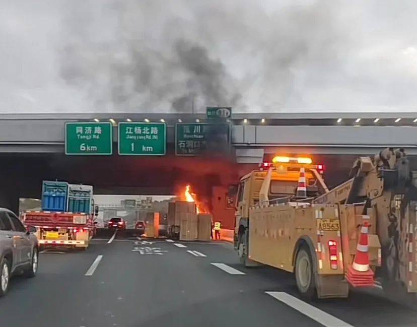 外環一貨車起火,煙霧飄進地鐵站及