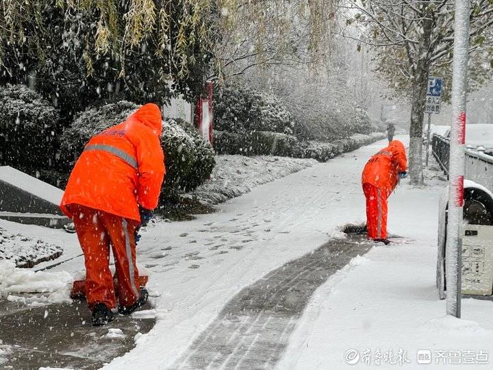 記者蹲點(diǎn)｜“雪不凈 地不清 人不走” ，暴雪中的那抹“橙”