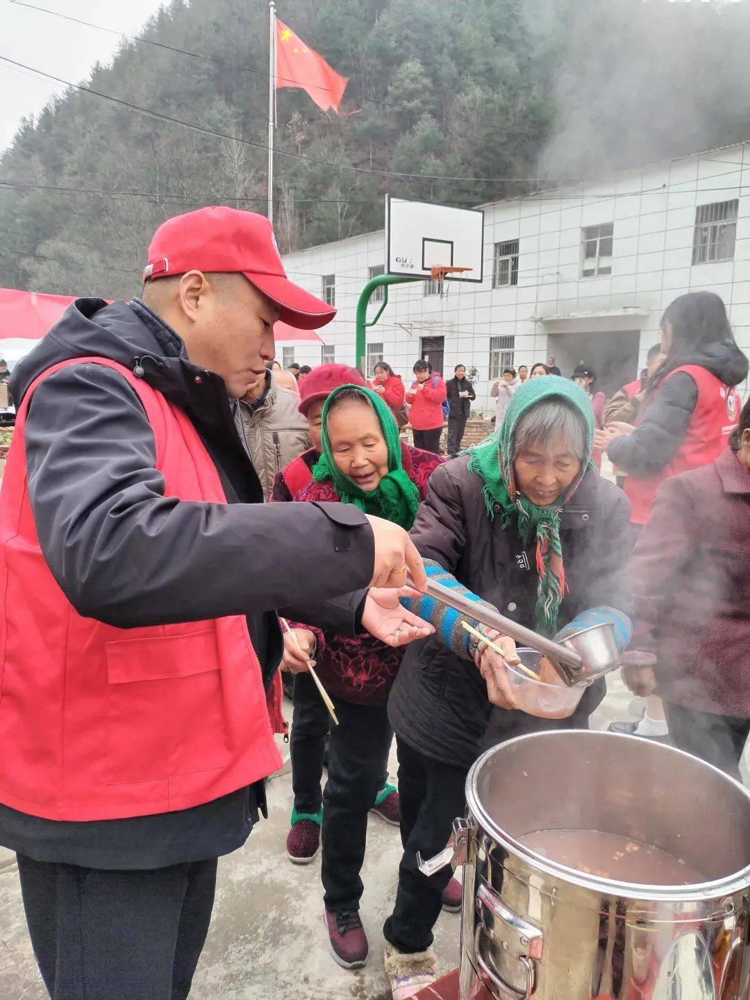 大荆镇老年协会携手爱心机构举办寒冬爱心助老活动_测量_公益_商洛市