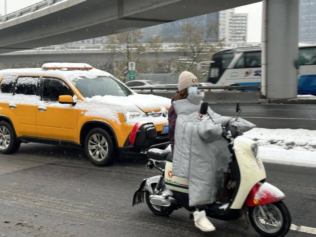 电动自行车谨慎行驶/记者拍摄早上8:00,在京藏高速与北三环连接的马甸