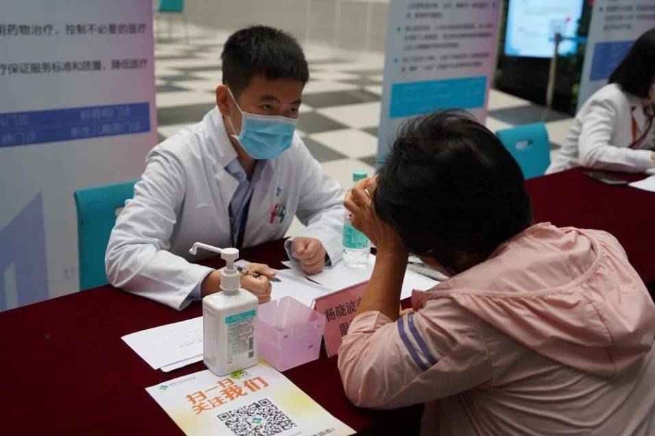 长者安康义诊活动已成功举办三场香港大学深圳医院助力长者安康!