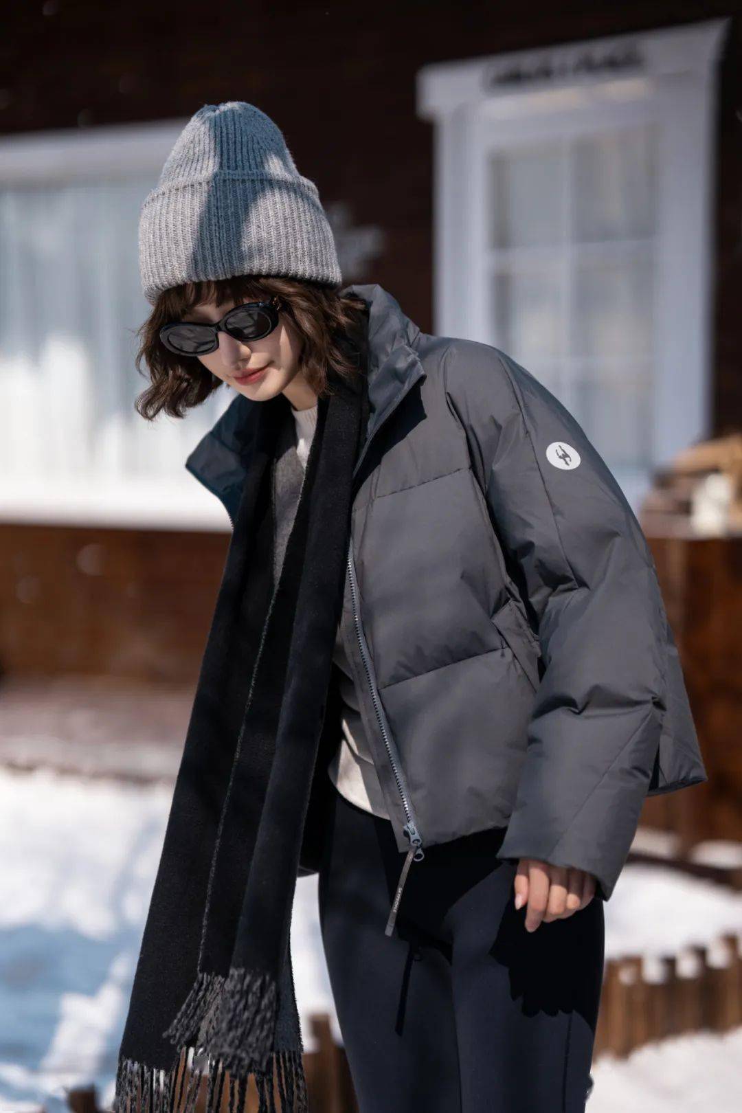 而且羽绒衬衫,羽绒风衣也打破常规印象的版型,多样化演绎羽绒服的时尚