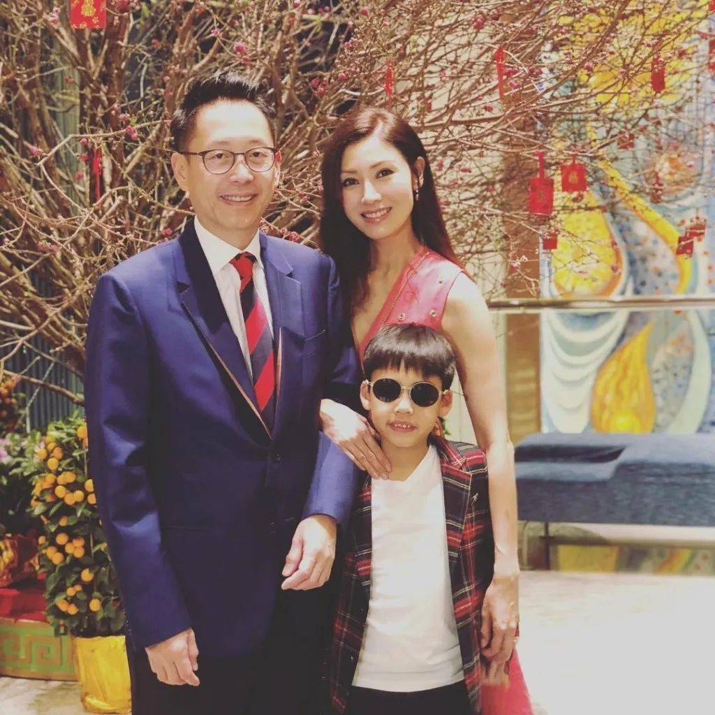 球,高尔夫球,游泳,攀石,滑雪,骑马等运动,发展多元兴趣,而李嘉欣亦有