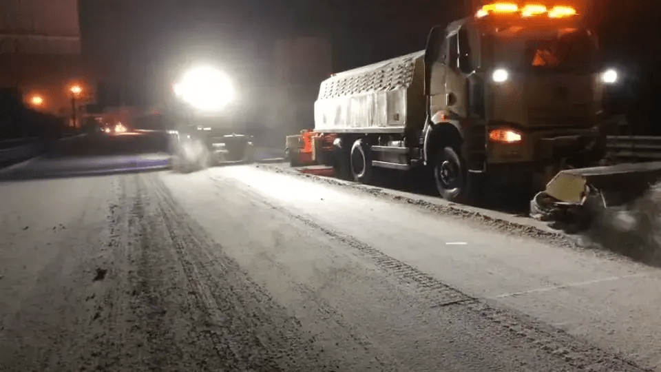 一城風雪 一程守護 蘭州公安交警韓家河高速公路大隊雪天執勤護平安